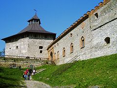 Меджибожский замок, Рыцарская башня с амбразурами