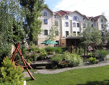 Готелі Закарпаття з басейном - готель «Гелікон», Яноші