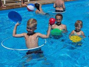 Генгорка Пападеморе діти в басейні