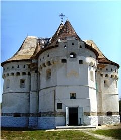 Покровская церковь-замок в Сутковцах