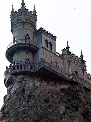 Замок «Ластівчине гніздо» з причалу