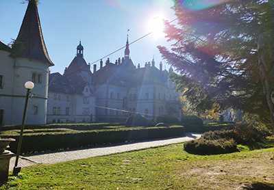 замок Шенборнів у селі Карпати фото