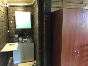 Двокімнатний дерев'яний будинок з кухнею