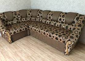 Дім Фаїна диван у вітальні фото