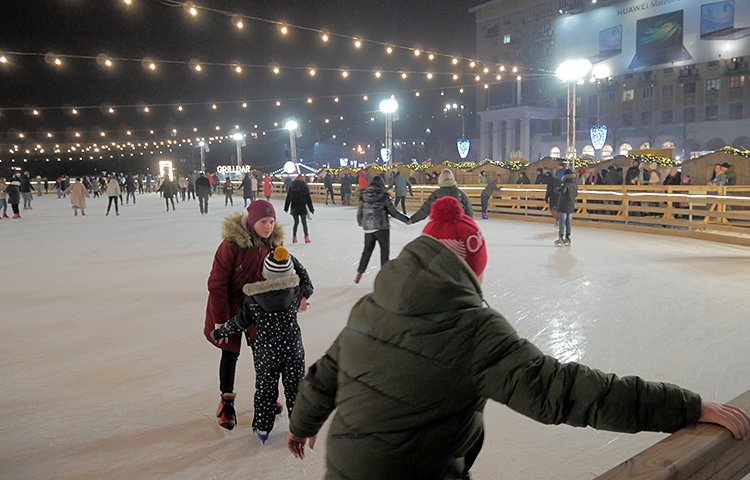 Вечернее катание, каток на площади Свободы в Харькове