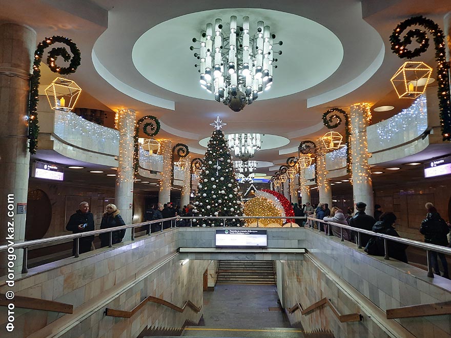 Новогодняя елка в харьковском метро фото