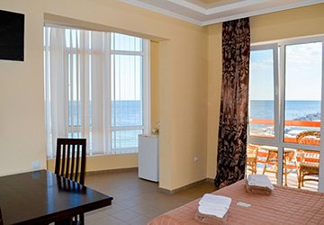 Затока люкс с балконом и фронтальным видом на море в отеле «Aфродита»