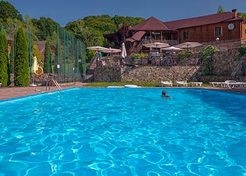 Готель в Закарпатті з басейном