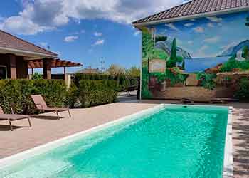 Чорноморський готель з басейном