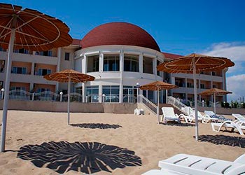 Пляжний готель на березі