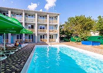 Кирилівка готель із басейном