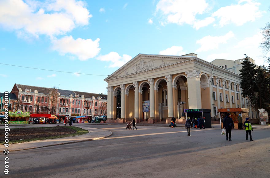 Полтавський театр ім. Н. В. Гоголя на вулиці Соборності фото