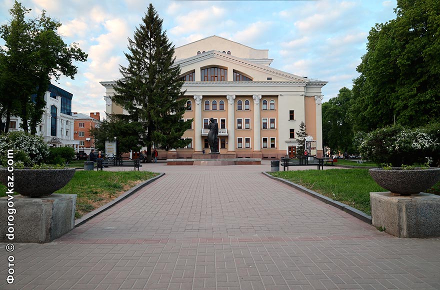 Полтава театр ім. Гоголя з боку вулиці Небесної Сотні фото