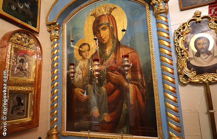 Спаська церква ікона Божої Матері «Троєручиця» фото