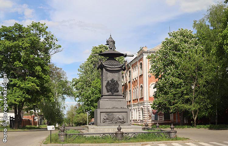Пам'ятник на місці відпочинку Петра I біля Спаської церкви фото