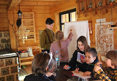 діти навчаються у Космачі в таборі розумного відпочинку