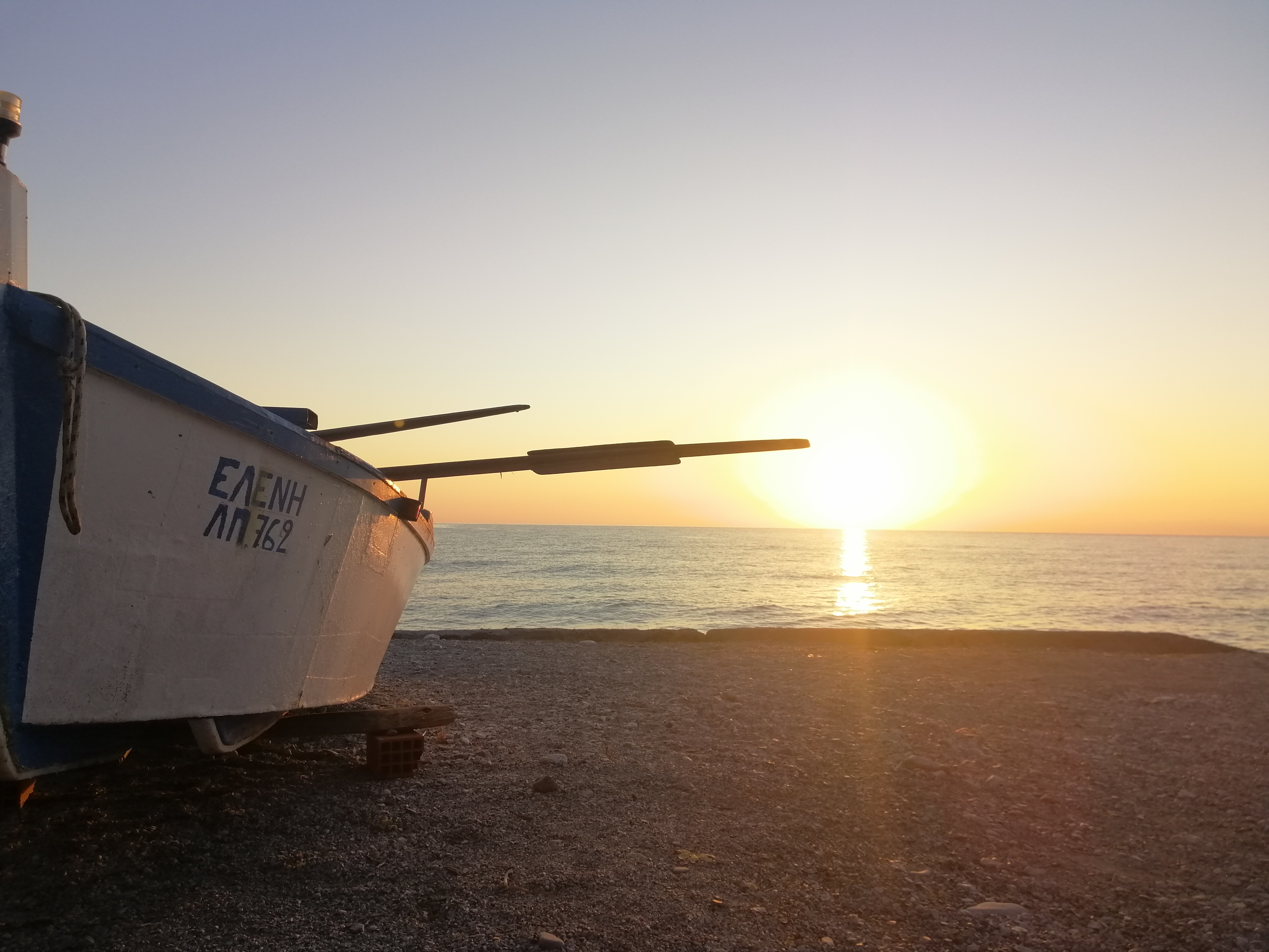Греція човен на пляжі фото